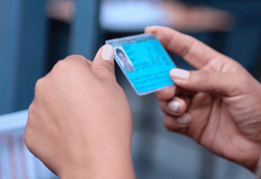 Manos sosteniendo un documento de identidad